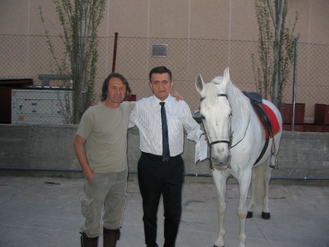 Juan Luis Malpartida y El Gran Wyoming junto a un caballo blanco