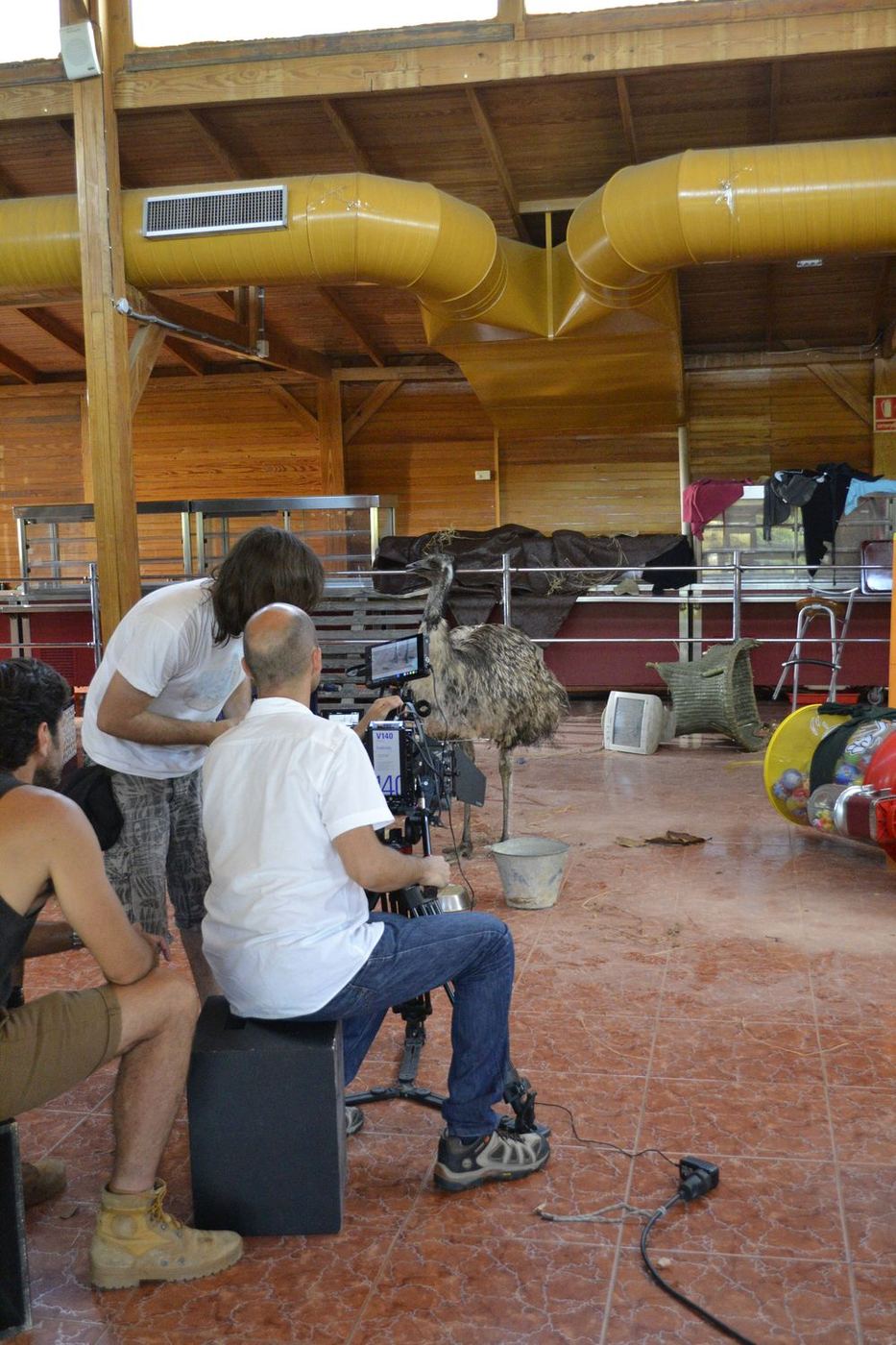 El equipo de rodaje prepara la cámara en el decorado interior