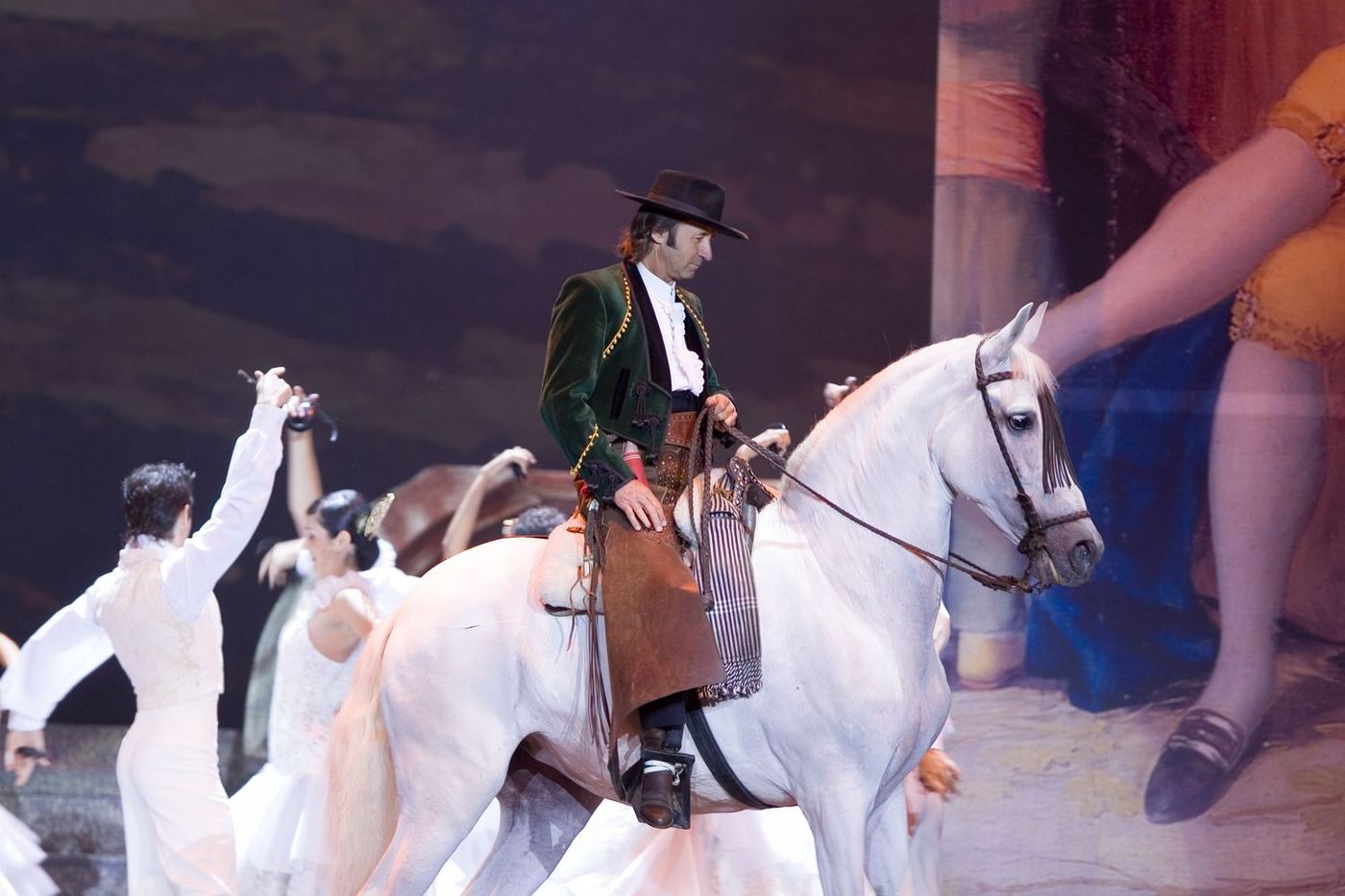 Juan Luis Malpartida a caballo en el escenario durante el espectáculo