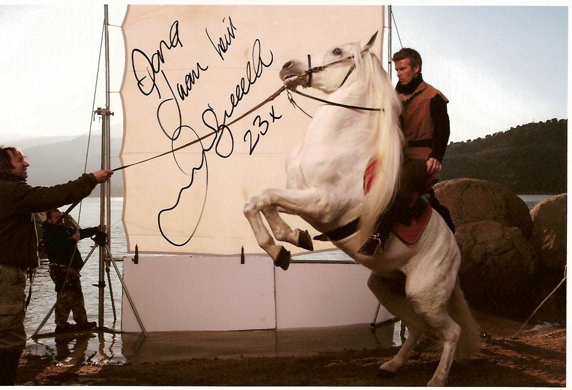 David Beckham a lomos del caballo blanco Plata, encabritado, durante la sesión para Disney