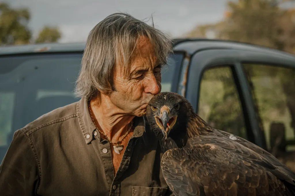 Juan Luis Malpartida besa la cabeza de un águila real